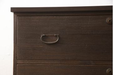 桐箪笥を動かしやすくリメイク!ヒノキ無垢材の天板とキャスターを取り付けて、オーク系のステイン塗料仕上げ。