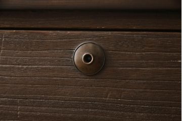 桐箪笥を動かしやすくリメイク!ヒノキ無垢材の天板とキャスターを取り付けて、オーク系のステイン塗料仕上げ。