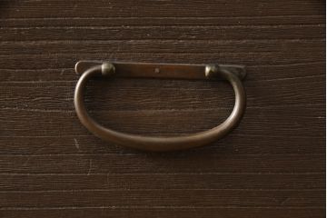 桐箪笥を動かしやすくリメイク!ヒノキ無垢材の天板とキャスターを取り付けて、オーク系のステイン塗料仕上げ。