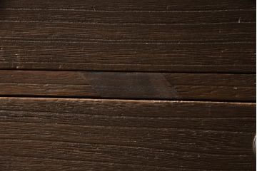 桐箪笥を動かしやすくリメイク!ヒノキ無垢材の天板とキャスターを取り付けて、オーク系のステイン塗料仕上げ。