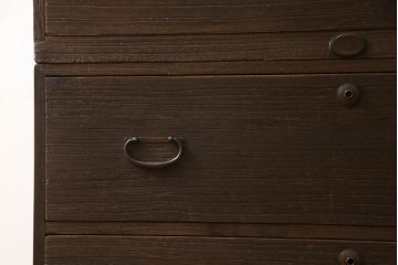 桐箪笥を動かしやすくリメイク!ヒノキ無垢材の天板とキャスターを取り付けて、オーク系のステイン塗料仕上げ。