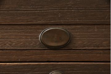 桐箪笥を動かしやすくリメイク!ヒノキ無垢材の天板とキャスターを取り付けて、オーク系のステイン塗料仕上げ。