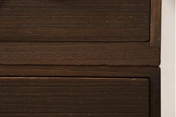 桐箪笥を動かしやすくリメイク!ヒノキ無垢材の天板とキャスターを取り付けて、オーク系のステイン塗料仕上げ。