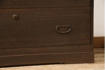 桐箪笥を動かしやすくリメイク!ヒノキ無垢材の天板とキャスターを取り付けて、オーク系のステイン塗料仕上げ。