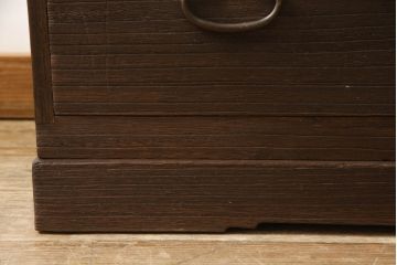 桐箪笥を動かしやすくリメイク!ヒノキ無垢材の天板とキャスターを取り付けて、オーク系のステイン塗料仕上げ。