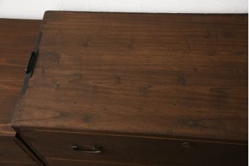 桐箪笥を動かしやすくリメイク!ヒノキ無垢材の天板とキャスターを取り付けて、オーク系のステイン塗料仕上げ。