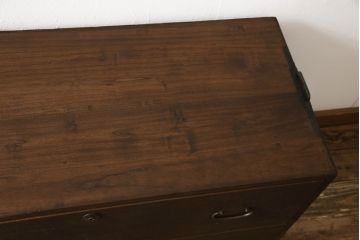 桐箪笥を動かしやすくリメイク!ヒノキ無垢材の天板とキャスターを取り付けて、オーク系のステイン塗料仕上げ。