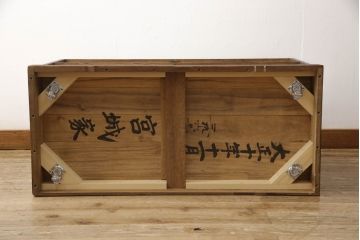 桐箪笥を動かしやすくリメイク!ヒノキ無垢材の天板とキャスターを取り付けて、オーク系のステイン塗料仕上げ。