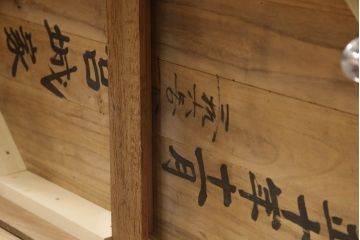 桐箪笥を動かしやすくリメイク!ヒノキ無垢材の天板とキャスターを取り付けて、オーク系のステイン塗料仕上げ。