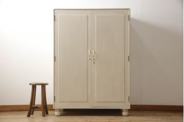 2段重ね桐箪笥をキャビネットにリメイク!引き出しを撤去し、棚板を製作。取っ手、鍵穴カバーを交換し、木製脚の取り付け。アンティークホワイトにペイント仕上げ。