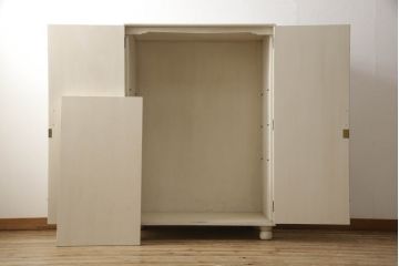 2段重ね桐箪笥をキャビネットにリメイク!引き出しを撤去し、棚板を製作。取っ手、鍵穴カバーを交換し、木製脚の取り付け。アンティークホワイトにペイント仕上げ。