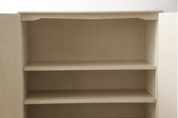 2段重ね桐箪笥をキャビネットにリメイク!引き出しを撤去し、棚板を製作。取っ手、鍵穴カバーを交換し、木製脚の取り付け。アンティークホワイトにペイント仕上げ。