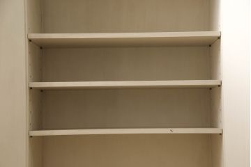 2段重ね桐箪笥をキャビネットにリメイク!引き出しを撤去し、棚板を製作。取っ手、鍵穴カバーを交換し、木製脚の取り付け。アンティークホワイトにペイント仕上げ。