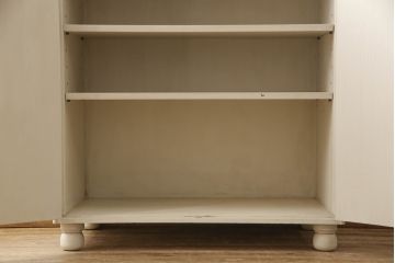 2段重ね桐箪笥をキャビネットにリメイク!引き出しを撤去し、棚板を製作。取っ手、鍵穴カバーを交換し、木製脚の取り付け。アンティークホワイトにペイント仕上げ。