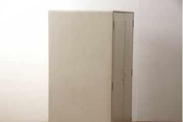 2段重ね桐箪笥をキャビネットにリメイク!引き出しを撤去し、棚板を製作。取っ手、鍵穴カバーを交換し、木製脚の取り付け。アンティークホワイトにペイント仕上げ。