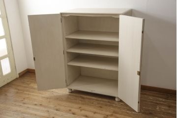 2段重ね桐箪笥をキャビネットにリメイク!引き出しを撤去し、棚板を製作。取っ手、鍵穴カバーを交換し、木製脚の取り付け。アンティークホワイトにペイント仕上げ。