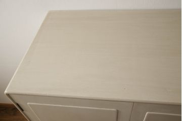 2段重ね桐箪笥をキャビネットにリメイク!引き出しを撤去し、棚板を製作。取っ手、鍵穴カバーを交換し、木製脚の取り付け。アンティークホワイトにペイント仕上げ。