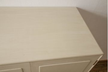 2段重ね桐箪笥をキャビネットにリメイク!引き出しを撤去し、棚板を製作。取っ手、鍵穴カバーを交換し、木製脚の取り付け。アンティークホワイトにペイント仕上げ。