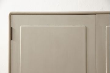 2段重ね桐箪笥をキャビネットにリメイク!引き出しを撤去し、棚板を製作。取っ手、鍵穴カバーを交換し、木製脚の取り付け。アンティークホワイトにペイント仕上げ。