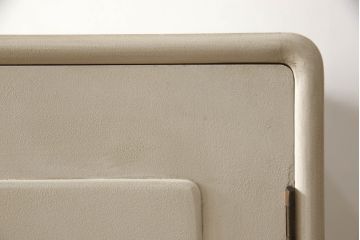 2段重ね桐箪笥をキャビネットにリメイク!引き出しを撤去し、棚板を製作。取っ手、鍵穴カバーを交換し、木製脚の取り付け。アンティークホワイトにペイント仕上げ。