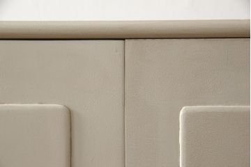 2段重ね桐箪笥をキャビネットにリメイク!引き出しを撤去し、棚板を製作。取っ手、鍵穴カバーを交換し、木製脚の取り付け。アンティークホワイトにペイント仕上げ。