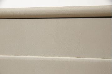 2段重ね桐箪笥をキャビネットにリメイク!引き出しを撤去し、棚板を製作。取っ手、鍵穴カバーを交換し、木製脚の取り付け。アンティークホワイトにペイント仕上げ。