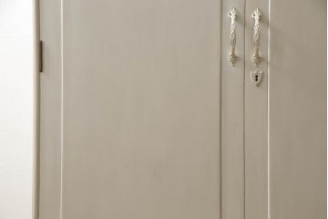 2段重ね桐箪笥をキャビネットにリメイク!引き出しを撤去し、棚板を製作。取っ手、鍵穴カバーを交換し、木製脚の取り付け。アンティークホワイトにペイント仕上げ。