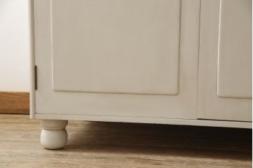 2段重ね桐箪笥をキャビネットにリメイク!引き出しを撤去し、棚板を製作。取っ手、鍵穴カバーを交換し、木製脚の取り付け。アンティークホワイトにペイント仕上げ。