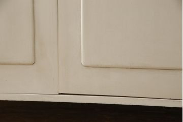 2段重ね桐箪笥をキャビネットにリメイク!引き出しを撤去し、棚板を製作。取っ手、鍵穴カバーを交換し、木製脚の取り付け。アンティークホワイトにペイント仕上げ。