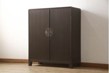 2段重ね桐箪笥を2つのチェストにリメイク!上段は脚の取り付け。下段はヒノキ材の天板取り付け。チェスナット系に着色。