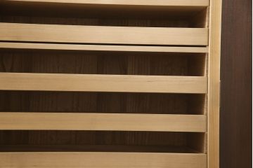 2段重ね桐箪笥を2つのチェストにリメイク!上段は脚の取り付け。下段はヒノキ材の天板取り付け。チェスナット系に着色。