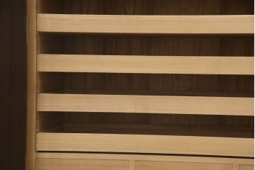 2段重ね桐箪笥を2つのチェストにリメイク!上段は脚の取り付け。下段はヒノキ材の天板取り付け。チェスナット系に着色。