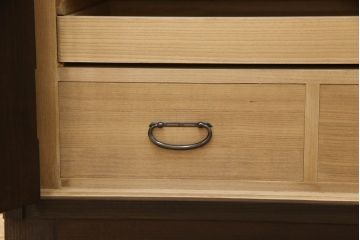 2段重ね桐箪笥を2つのチェストにリメイク!上段は脚の取り付け。下段はヒノキ材の天板取り付け。チェスナット系に着色。