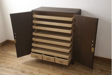 2段重ね桐箪笥を2つのチェストにリメイク!上段は脚の取り付け。下段はヒノキ材の天板取り付け。チェスナット系に着色。