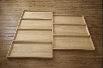 2段重ね桐箪笥を2つのチェストにリメイク!上段は脚の取り付け。下段はヒノキ材の天板取り付け。チェスナット系に着色。