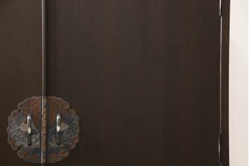 2段重ね桐箪笥を2つのチェストにリメイク!上段は脚の取り付け。下段はヒノキ材の天板取り付け。チェスナット系に着色。