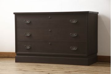 2段重ね桐箪笥を2つのチェストにリメイク!上段は脚の取り付け。下段はヒノキ材の天板取り付け。チェスナット系に着色。