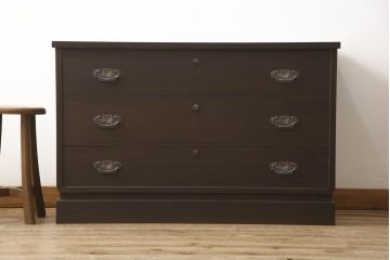 2段重ね桐箪笥を2つのチェストにリメイク!上段は脚の取り付け。下段はヒノキ材の天板取り付け。チェスナット系に着色。