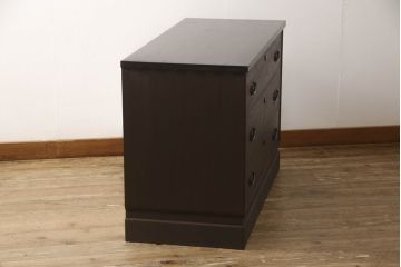 2段重ね桐箪笥を2つのチェストにリメイク!上段は脚の取り付け。下段はヒノキ材の天板取り付け。チェスナット系に着色。