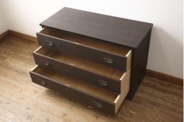 2段重ね桐箪笥を2つのチェストにリメイク!上段は脚の取り付け。下段はヒノキ材の天板取り付け。チェスナット系に着色。