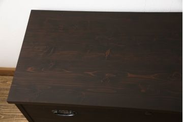 2段重ね桐箪笥を2つのチェストにリメイク!上段は脚の取り付け。下段はヒノキ材の天板取り付け。チェスナット系に着色。