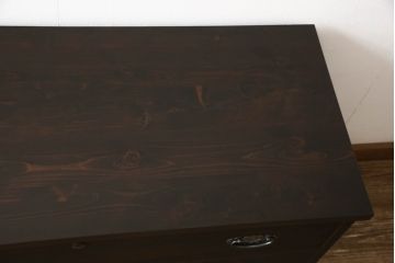 2段重ね桐箪笥を2つのチェストにリメイク!上段は脚の取り付け。下段はヒノキ材の天板取り付け。チェスナット系に着色。