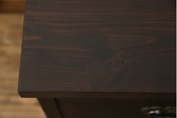2段重ね桐箪笥を2つのチェストにリメイク!上段は脚の取り付け。下段はヒノキ材の天板取り付け。チェスナット系に着色。