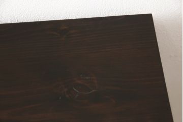 2段重ね桐箪笥を2つのチェストにリメイク!上段は脚の取り付け。下段はヒノキ材の天板取り付け。チェスナット系に着色。