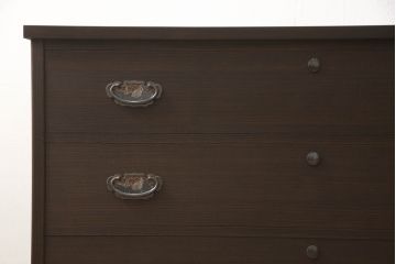 2段重ね桐箪笥を2つのチェストにリメイク!上段は脚の取り付け。下段はヒノキ材の天板取り付け。チェスナット系に着色。