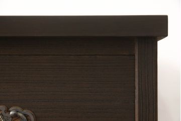 2段重ね桐箪笥を2つのチェストにリメイク!上段は脚の取り付け。下段はヒノキ材の天板取り付け。チェスナット系に着色。