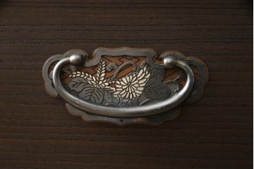 2段重ね桐箪笥を2つのチェストにリメイク!上段は脚の取り付け。下段はヒノキ材の天板取り付け。チェスナット系に着色。
