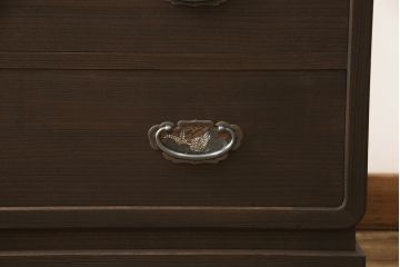 2段重ね桐箪笥を2つのチェストにリメイク!上段は脚の取り付け。下段はヒノキ材の天板取り付け。チェスナット系に着色。