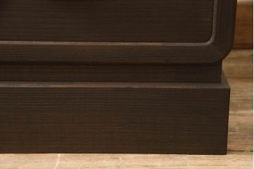 2段重ね桐箪笥を2つのチェストにリメイク!上段は脚の取り付け。下段はヒノキ材の天板取り付け。チェスナット系に着色。