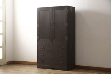 桐箪笥の衣装盆を外して使いやすくリメイク!上段の衣装盆4杯を取り外し。チェストナット系で着色仕上げ。